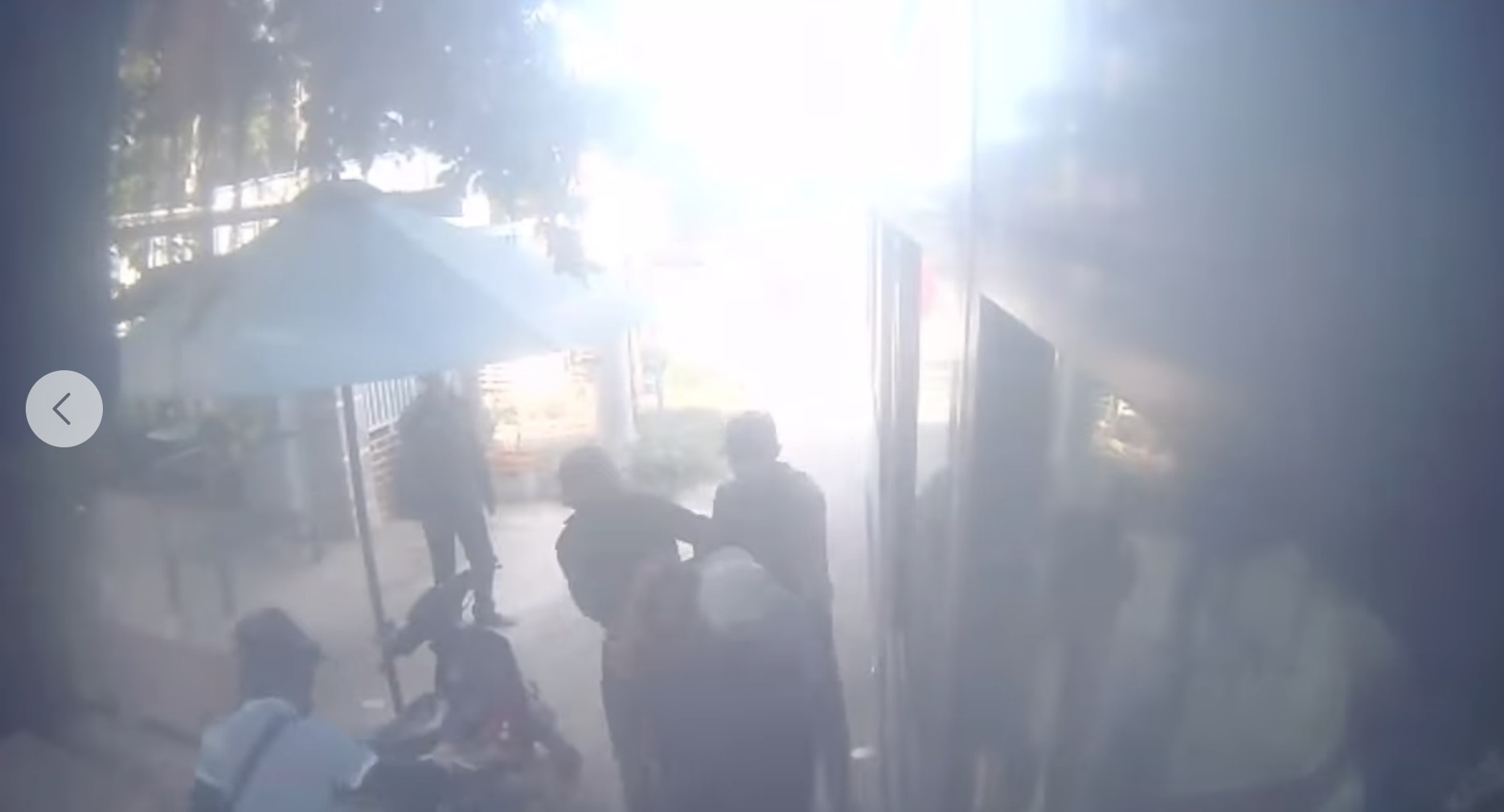 Hinh anh camera quay lai su viec tai xe xe buyt bi nhom thanh nien vay danh. Anh: Huu Long
