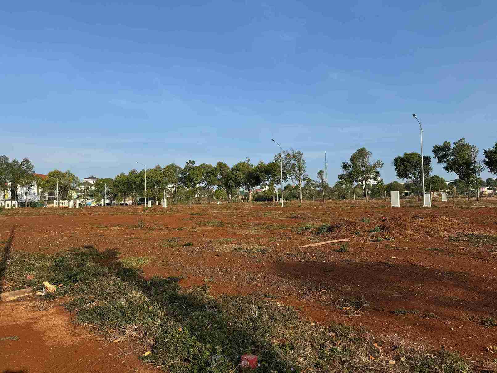 Tại một góc dự án, đất bỏ hoang, chưa có công trình nào được xây dựng. Ảnh: Bảo Trung