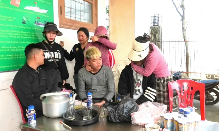 The fishermen on the sunken boat returned safely to shore. Photo: Border Guard