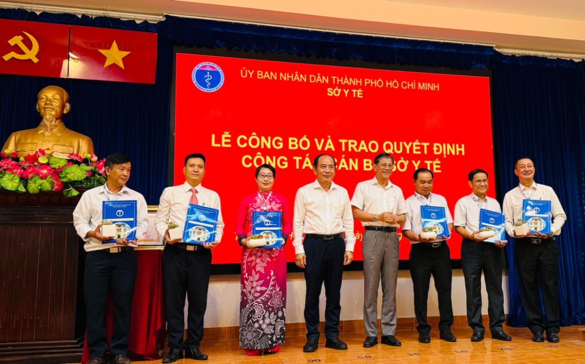 The leaders of the Ho Chi Minh City Department of Health presented the Decision to establish the Department of Child Protection, Care and Social Protection. Photo: Ho Chi Minh City Department of Health
