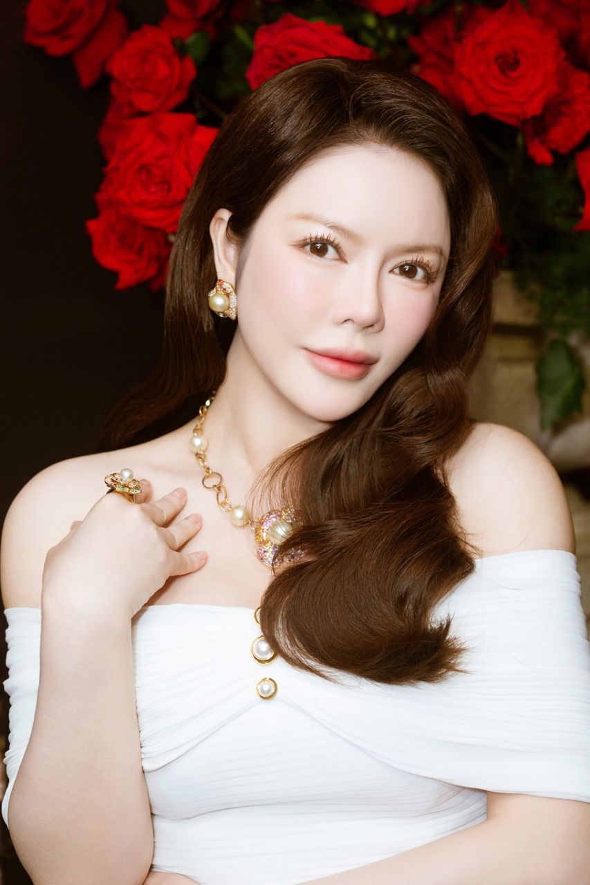 Lý Nhã Kỳ diện thiết kế tông trắng chủ đạo đi sự kiện.