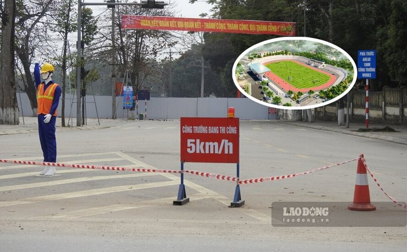 Phu Tho town banned Sa Dec street to create space for stadium renovation and upgrading. Photo: To Cong.