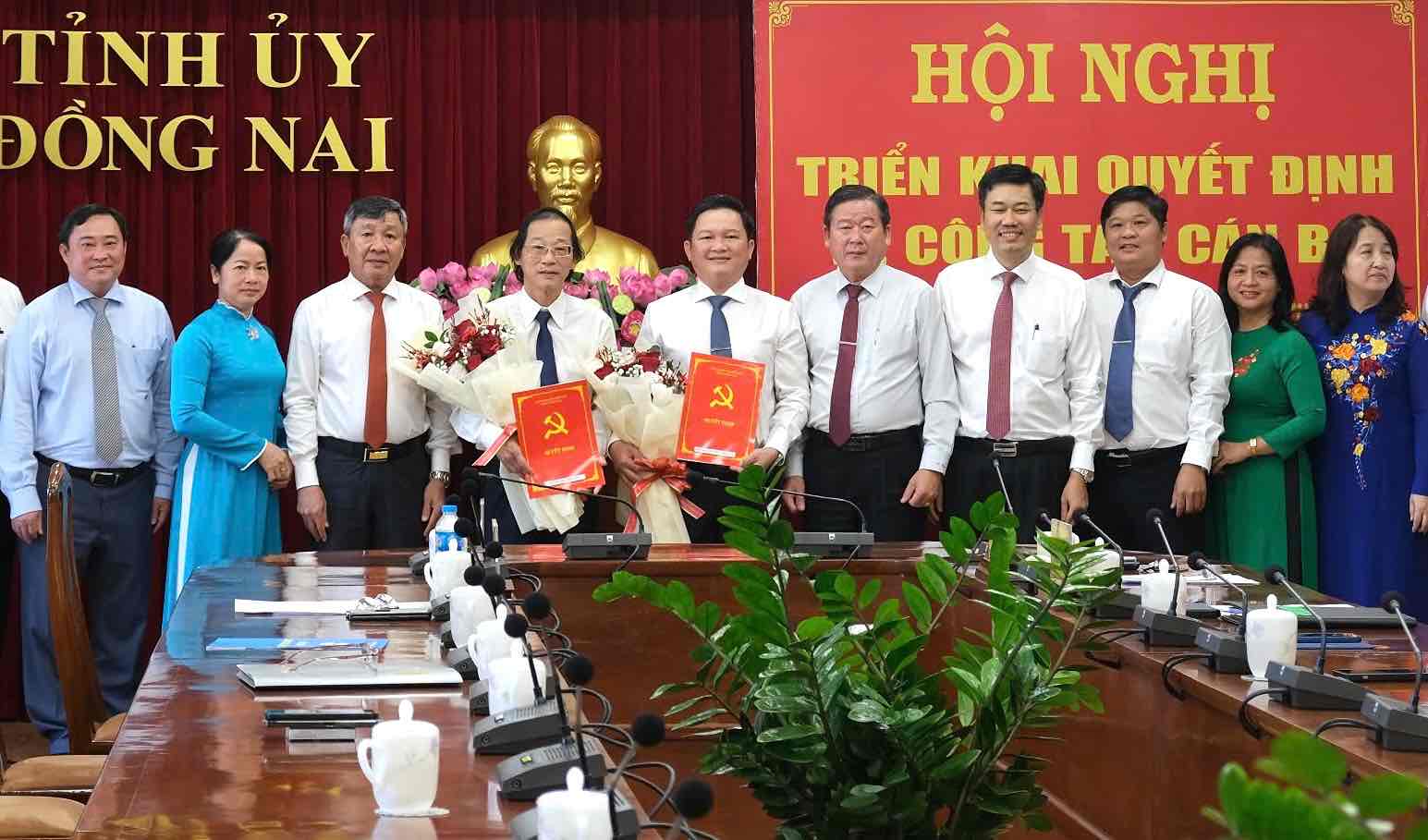 Dong Nai Provincial Party Committee presented the decision to Mr. Nguyen Huu Nguyen (5th from left) and Mr. Bui Quang Huy. Photo: HAC
