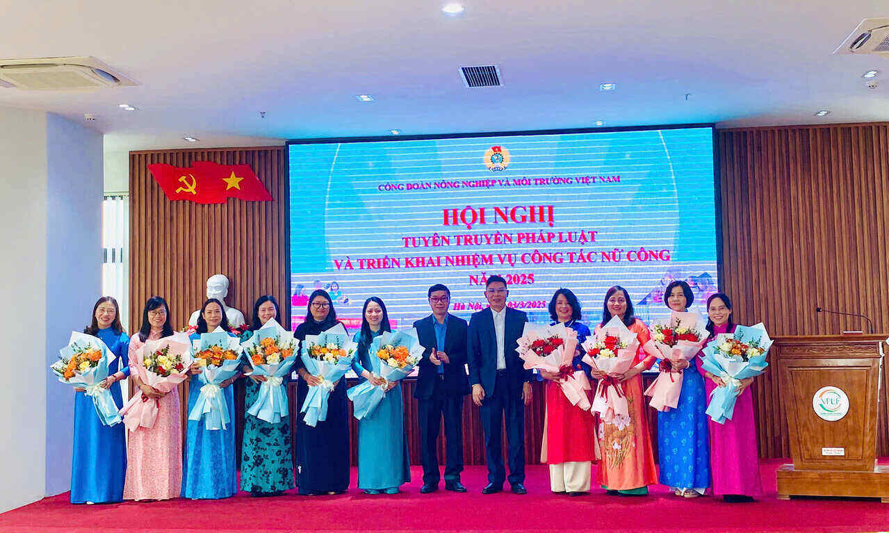 The leaders of the Vietnam Agricultural and Environment Trade Union congratulated March 8 and deployed women's work in 2025, including protecting female workers through dialogue at the workplace. Photo: Hoang Long
