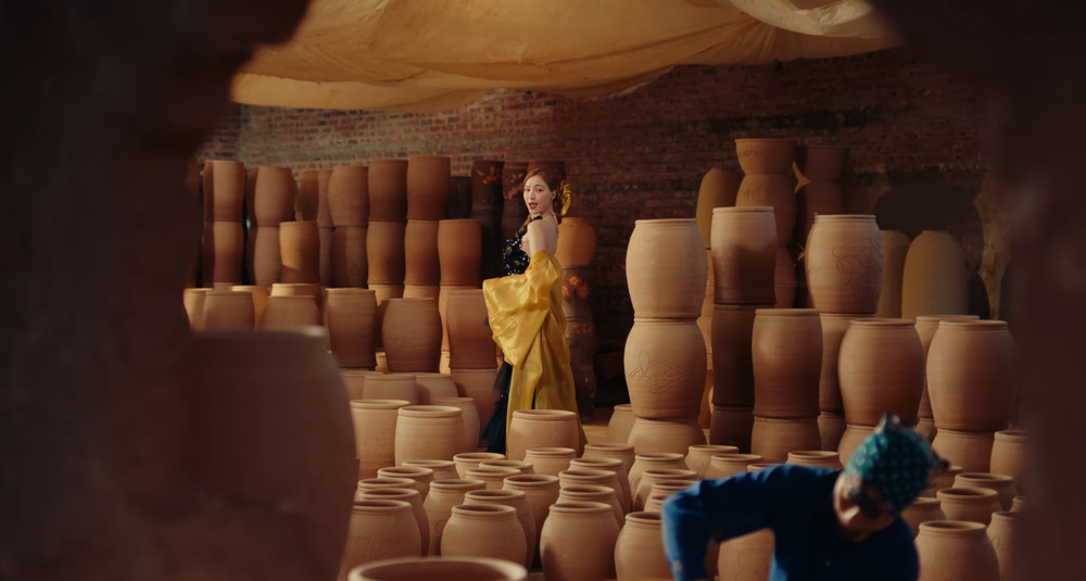 Lang gom Phu Lang xuat hien trong MV cua Hoa Minzy. Anh: Nghe si cung cap