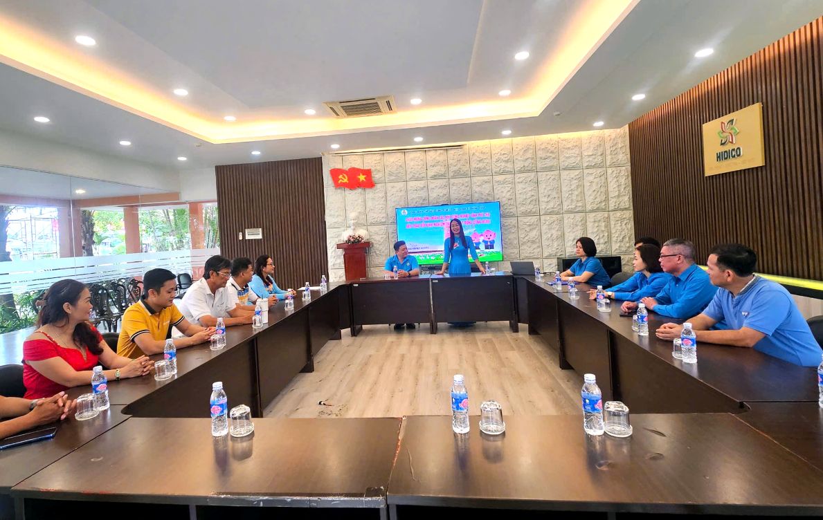 Cong doan cac khu cong nghiep tinh Phu Tho va Dong Thap trao doi, hoc tap kinh nghiem ve phat trien doan vien, thanh lap Cong doan co so. Anh: Thanh Mai 