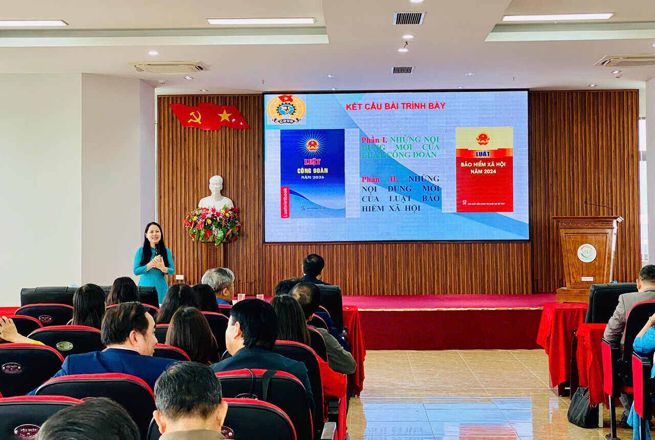 The Vietnam Agricultural and Environment Trade Union organizes the dissemination of the Trade Union Law and the Social Insurance Law 2024 to trade union officials. Photo: Hoang Long