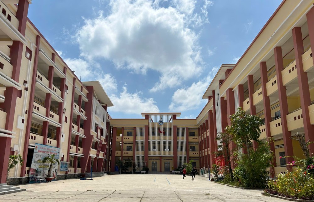 Kien Giang Secondary School is a public service unit under the provincial Department of Education and Training. Photo: Ngoc Mai