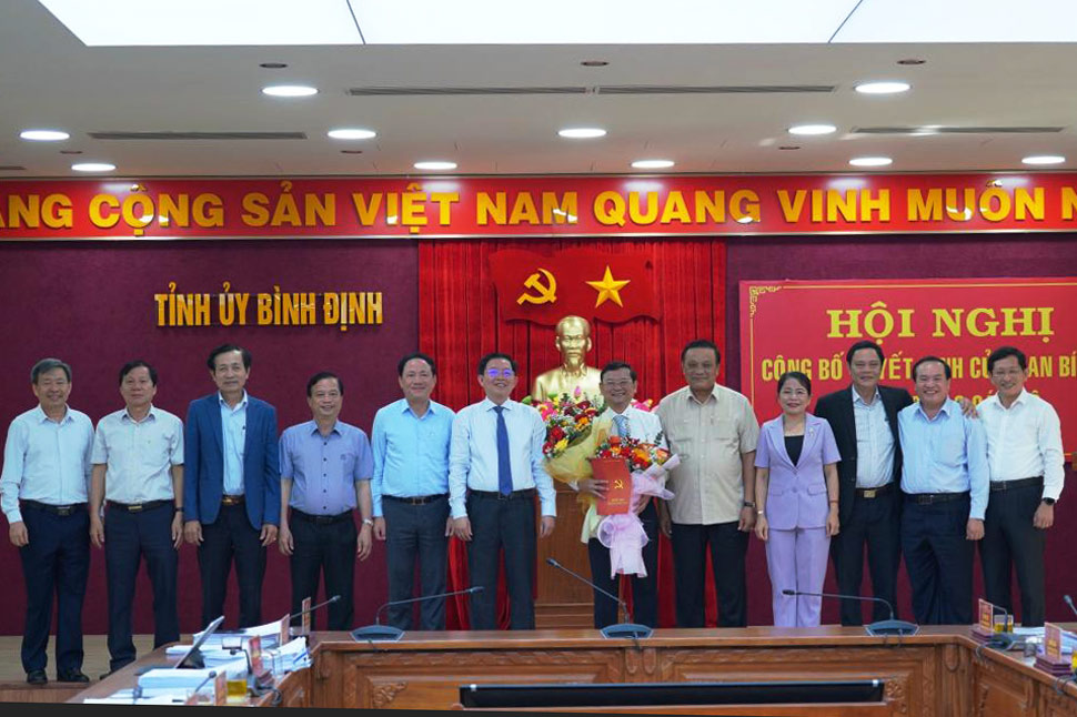 The Standing Committee of the Binh Dinh Provincial Party Committee congratulated Mr. Nguyen Tu Cong Hoang - Vice Chairman of the Provincial People's Committee. Photo: Hong Minh