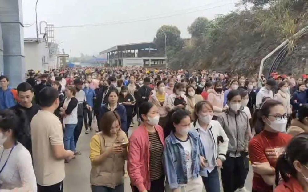 Sang 3.3, hang nghin cong nhan Cong ty TNHH Giay Adiana Viet Nam (o xa Xuan Phu, huyen Tho Xuan) ngung viec. Anh: Minh Hoang