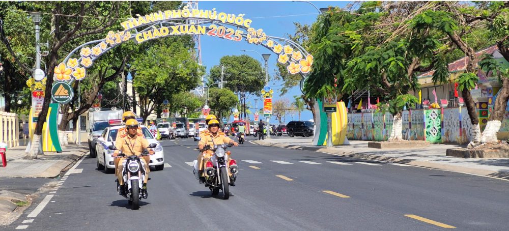 parade on the main roads and axes of Duong Dong ward and neighboring communes to propagate the work of ensuring security and order in Phu Quoc city. Photo: Van Khanh