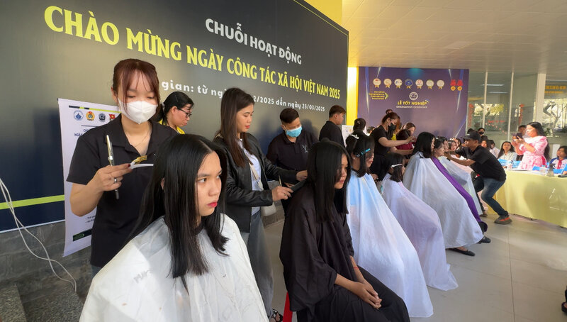 Having been raising hair for nearly 10 years, donating to support cancer patients. Photo: Hoang Loc