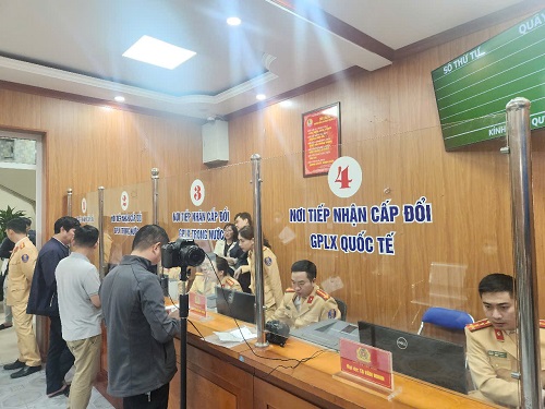 Thủ tục cấp đổi giấy phép lái xe tại Hà Nội nhanh chóng thuận tiện. Ảnh: Minh Hạnh 
