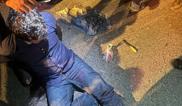 Người dân và công an phối hợp bắt đối tượng cướp cửa hàng sữa tại Đà Nẵng. Ảnh: Công an cung cấp