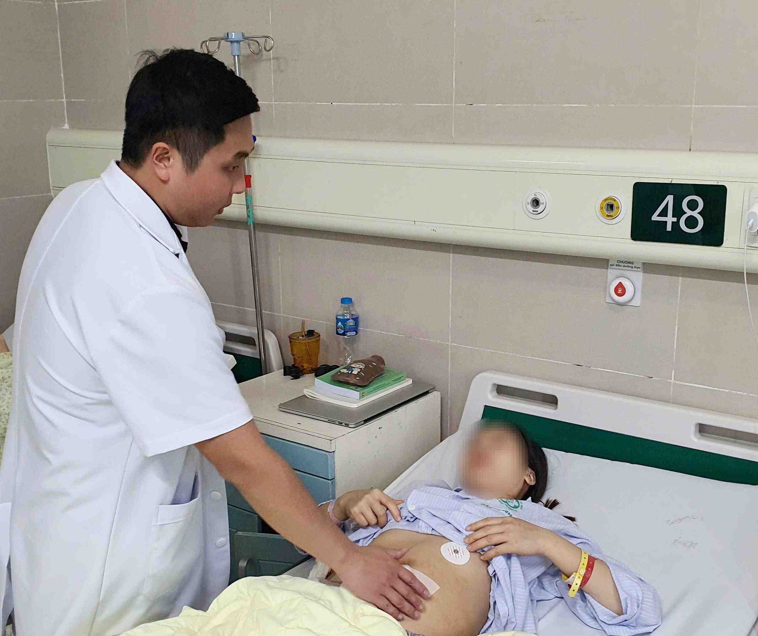 Obstetrician and gynecologist checks the health of pregnant women after complications of uterine rupture. Photo: Nguyen Ha