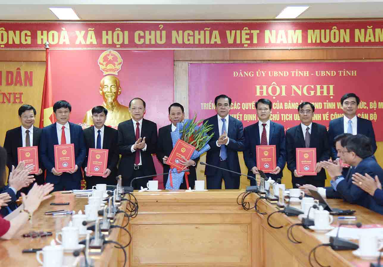 Trao cac quyet dinh cho Giam doc, Pho Giam doc So Noi vu Ha Tinh. Anh: Tran Tuan.