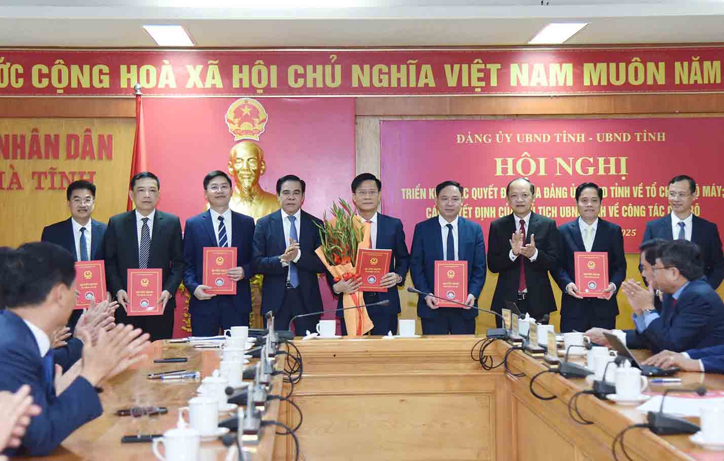 Handing over the decisions to the Director and Deputy Director of the Ha Tinh Department of Finance after the merger. Photo: Tran Tuan.