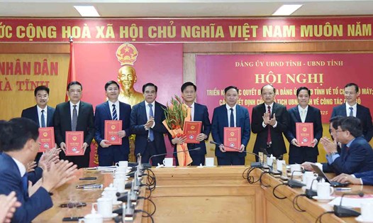 Trao các quyết định cho Giám đốc, Phó giám đốc Sở Tài chính Hà Tĩnh sau hợp nhất. Ảnh: Trần Tuấn.