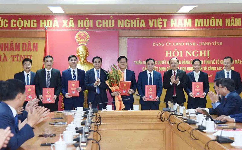 Handing over the decisions to the Director and Deputy Director of the Ha Tinh Department of Finance after the merger. Photo: Tran Tuan.