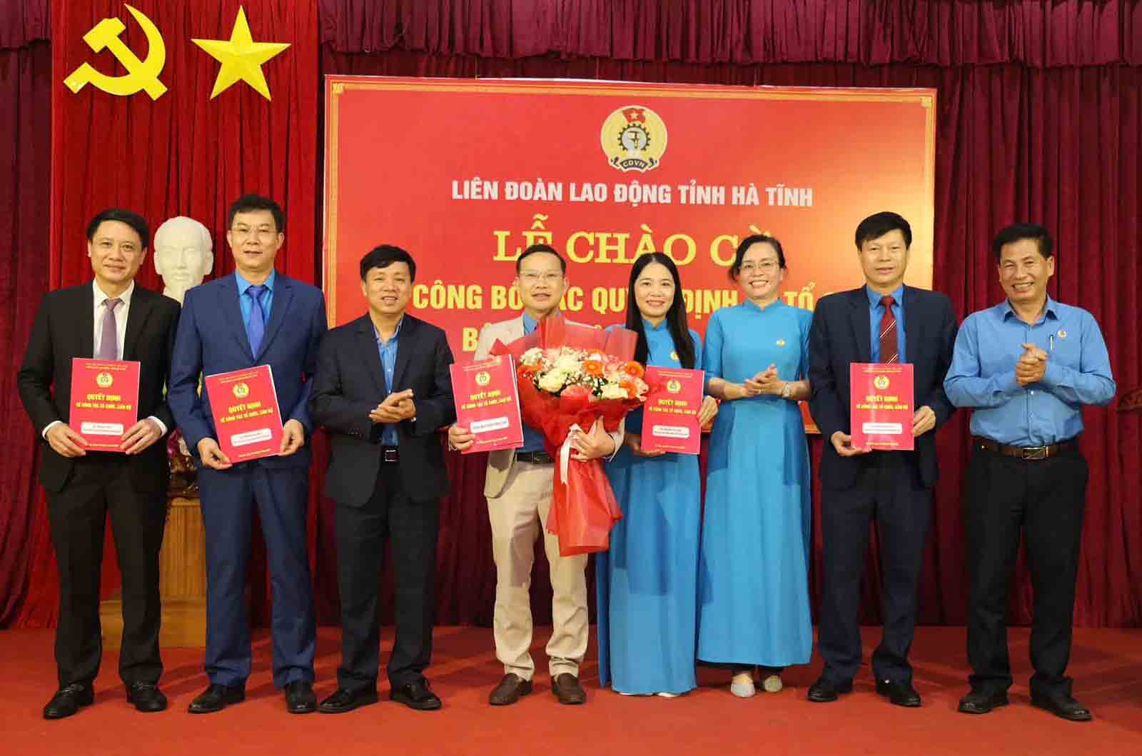 The Ha Tinh Provincial Federation of Labor announced the streamlining of the apparatus and presented decisions on personnel work. Photo: Mai Anh.