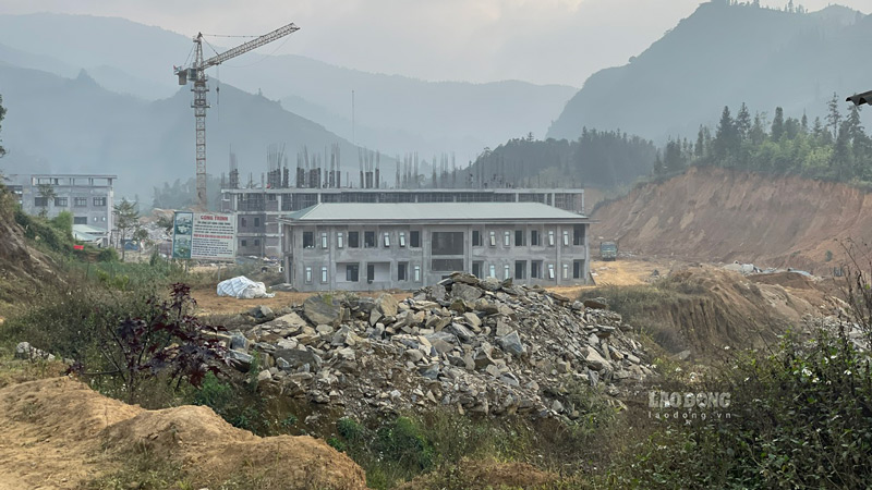Nhieu hang muc tai BVDK huyen Bac Ha (Lao Cai) dang trong qua trinh hoan thien sau 1 nam dung thi cong. Anh: Dinh Dai