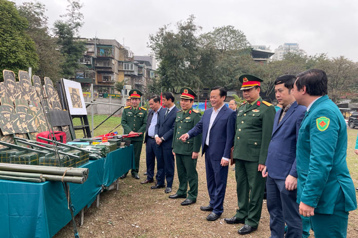 Mr. Bui Tuan Anh - Chairman of Cau Giay District People's Committee (middle) and delegates visit the exhibition area of learning tools for the 2025 training tasks. Photo: Bui Duc