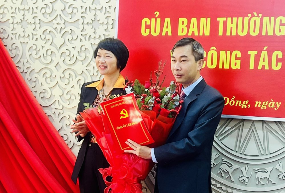Ms. Pham Thi Phuc - Standing Deputy Secretary of the Provincial Party Committee, Chairman of the Lam Dong Provincial People's Council - presented the decision to appoint Mr. Vu Tuan Anh to the position of Head of the Provincial Party Committee's Internal Affairs Committee. Photo: Lamdong.gov.vn