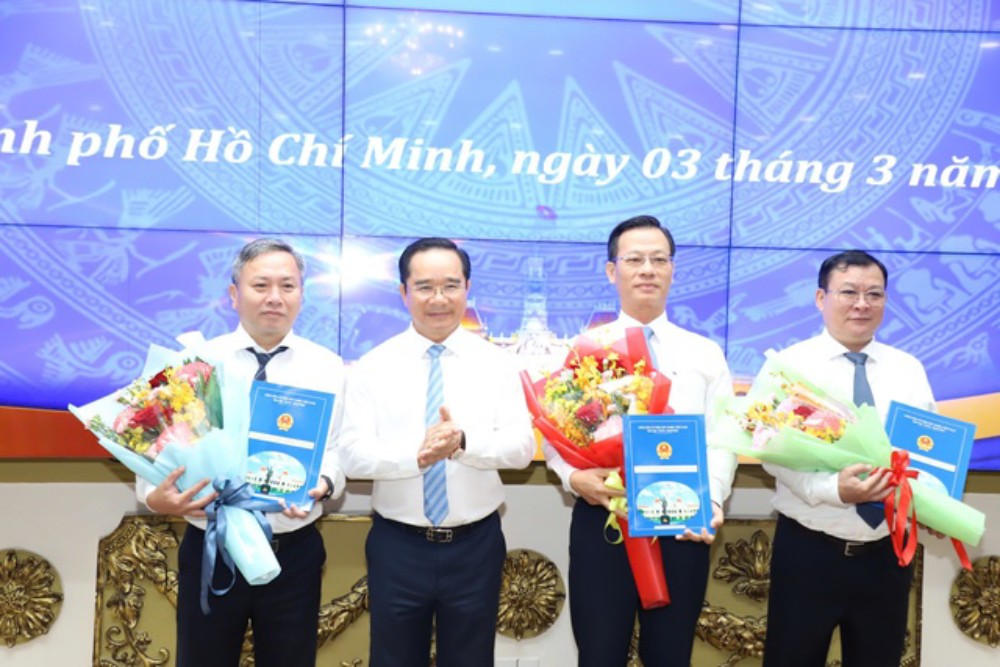 Chu tich UBND TPHCM Nguyen Van Duoc trao quyet dinh va chuc mung nhan su lanh dao Ban Ha tang TPHCM. Anh: Nguyen Phan/ttbc-hcm.gov.vn