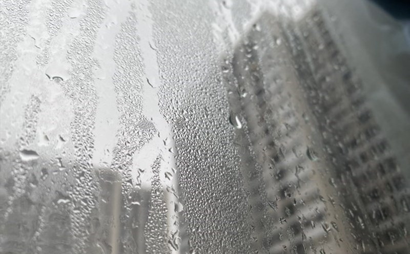 The windows of families were blocked with water and steam due to the humid weather. Photo: Huong Giang