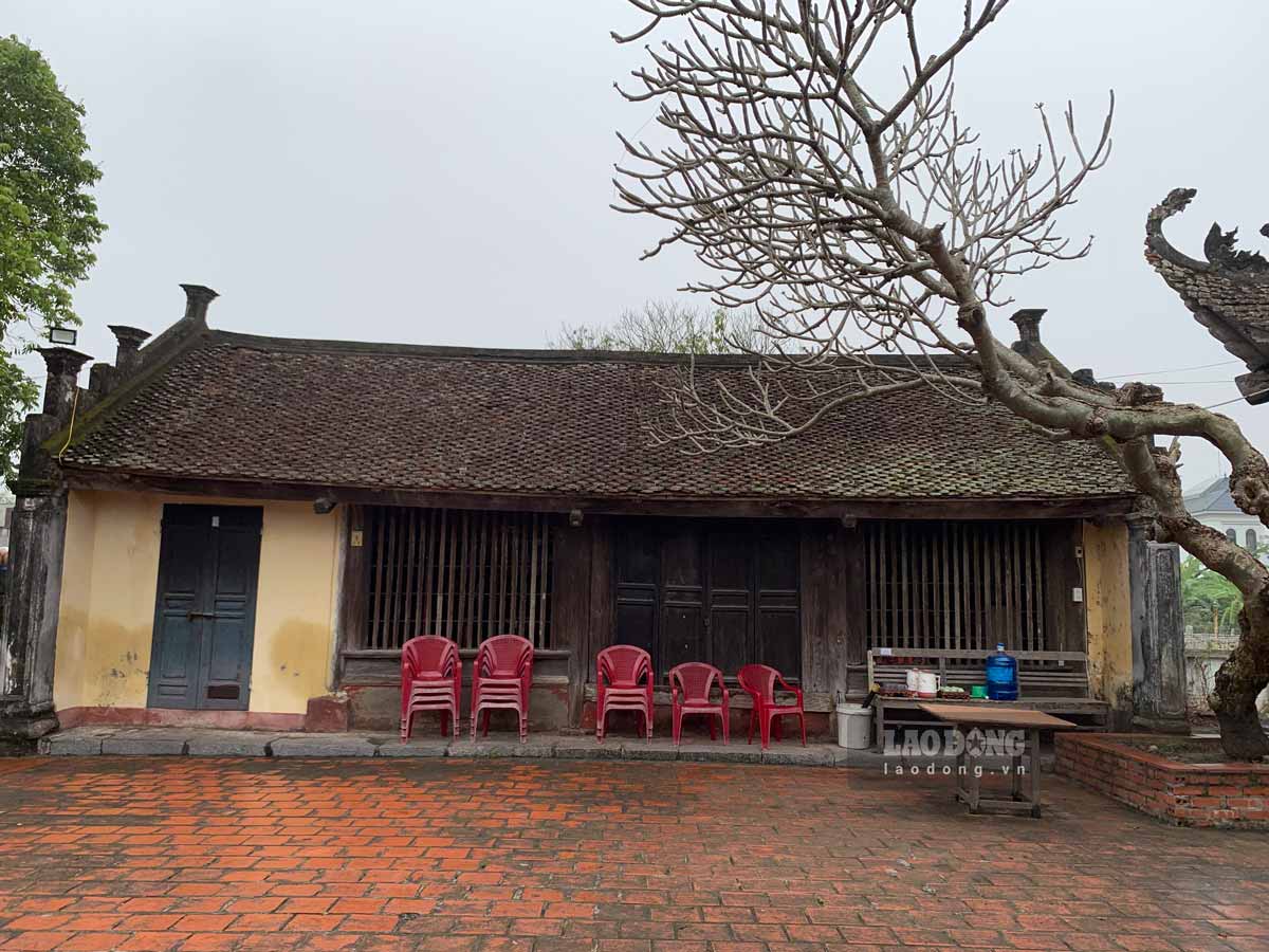 Hai bên văn chỉ Đông - Tây của đình Xuân Lôi cũng bị xuống cấp. Ảnh: Hà Vi