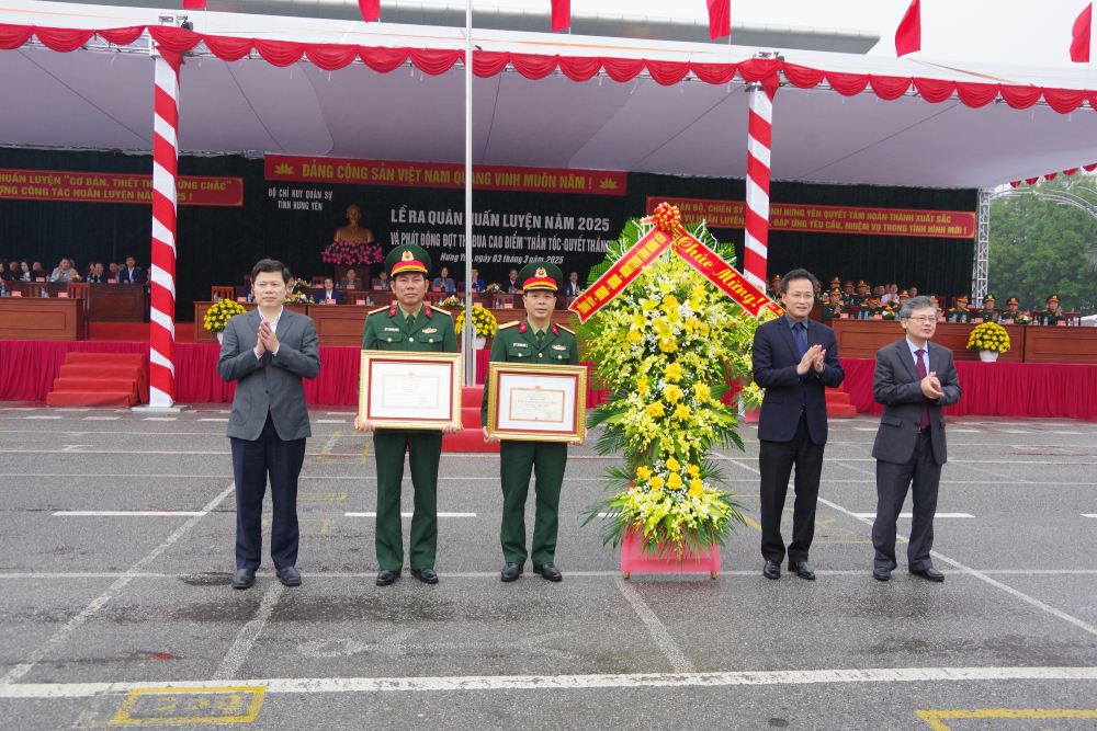 The provincial leaders awarded Certificates of Merit and emulation titles of the Ministry of National Defense's Executive Committee and the trophies of the Provincial Party Committee, People's Council, People's Committee, and Vietnam Fatherland Front Committee of the province to the Hung Yen Provincial Military Command. Photo: Hoang Ben