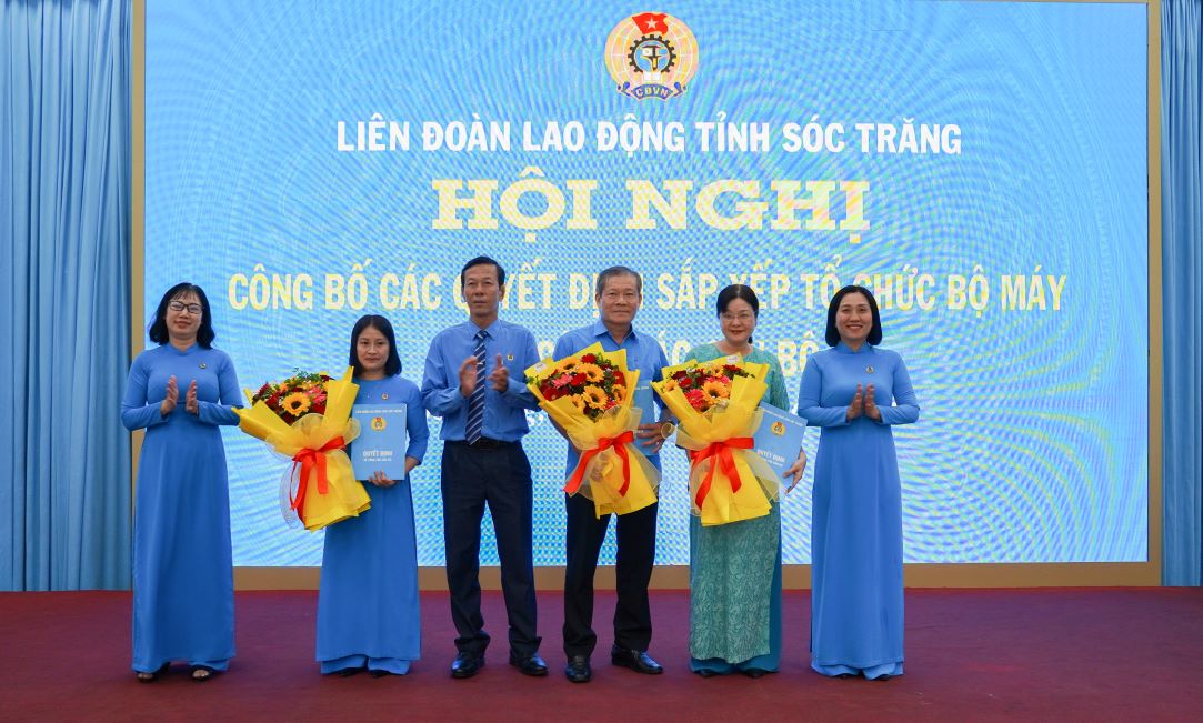 Lanh dao LDLD tinh trao cac quyet dinh ket thuc hoat dong cua Cong doan Vien chuc, Cong doan Nganh y te va Cong doan nganh Giao duc tinh Soc Trang. Anh: Phuong Anh