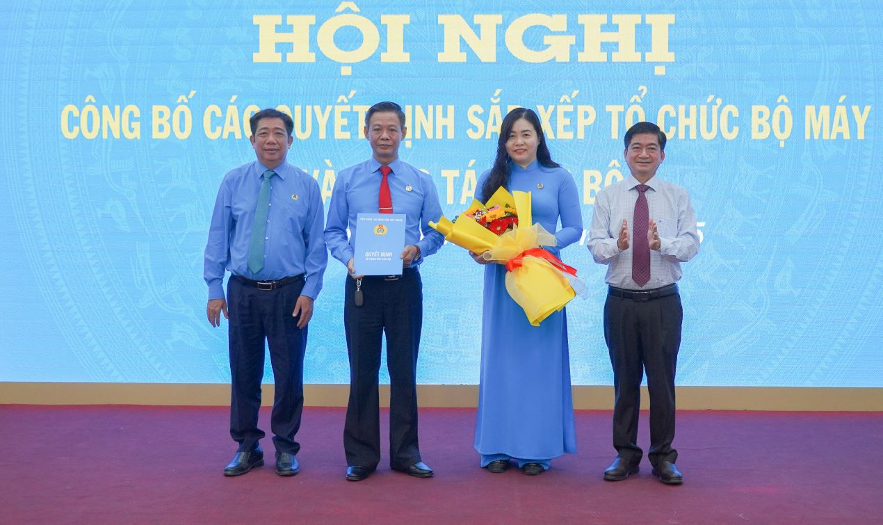 Lanh dao Ban Tuyen giao va Dan van Tinh uy LDLD tinh Soc Trang trao quyet dinh chi dinh Truong, Pho Ban Nghiep vu LDLD tinh Soc Trang. Anh: Phuong Anh