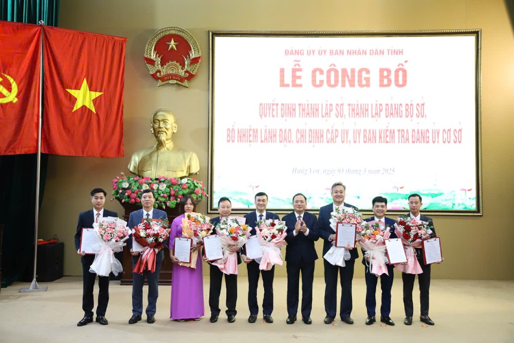 Comrade Tran Quoc Van, Deputy Secretary of the Provincial Party Committee, Chairman of the Provincial People's Committee, Secretary of the Provincial People's Committee Party Committee presented the Decision to establish specialized agencies to advise and assist the Party Committee of the Hung Yen Provincial People's Committee. Photo: Mai Nhung