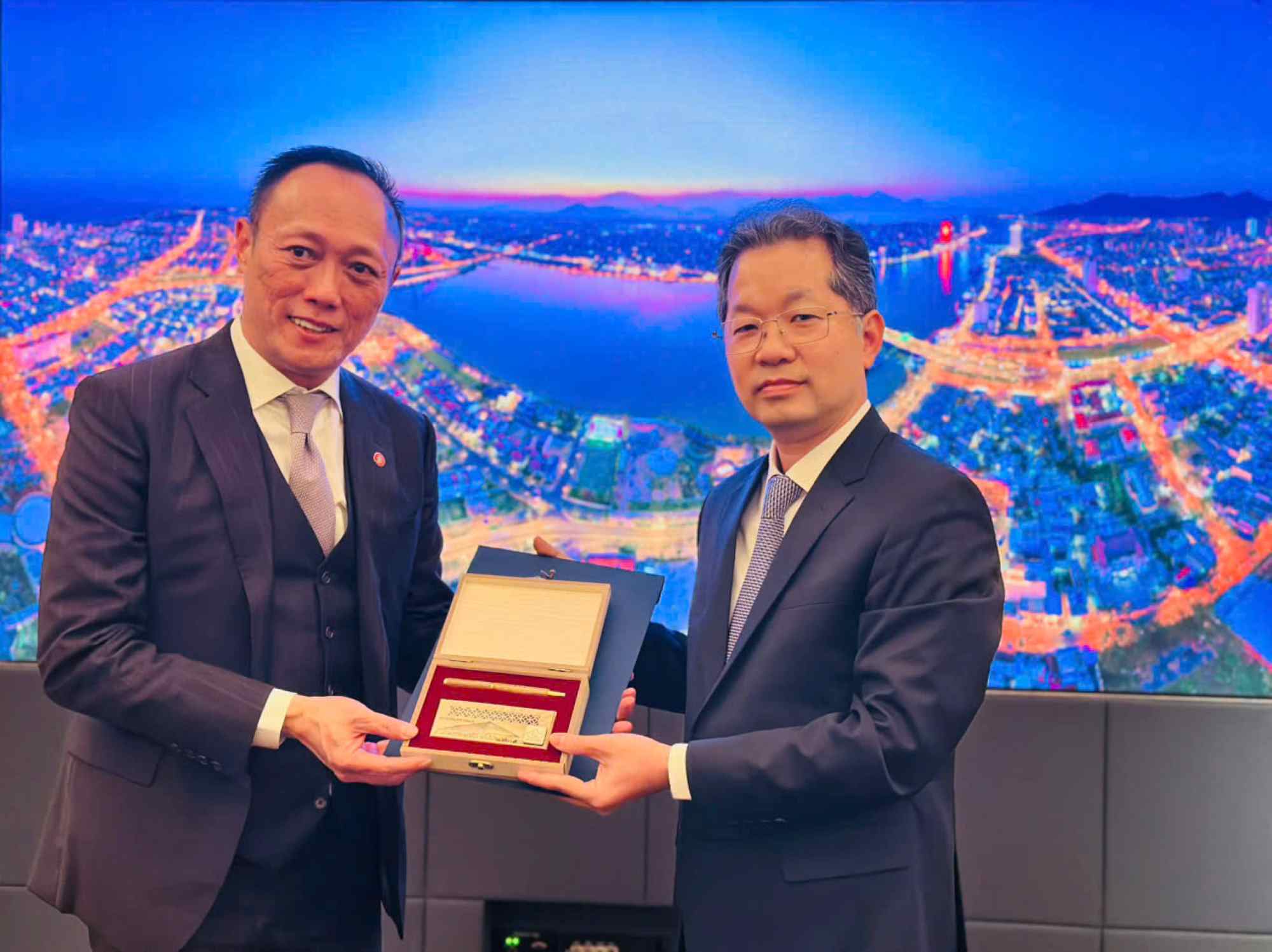 Da Nang leaders presented souvenirs to a representative of a Singapore bank. Photo: Ha Phan