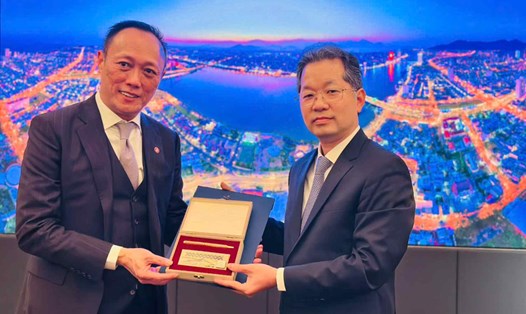 Lãnh đạo Đà Nẵng tặng quà lưu niệm cho đại diện ngân hàng Singapore. Ảnh: Hà Phan