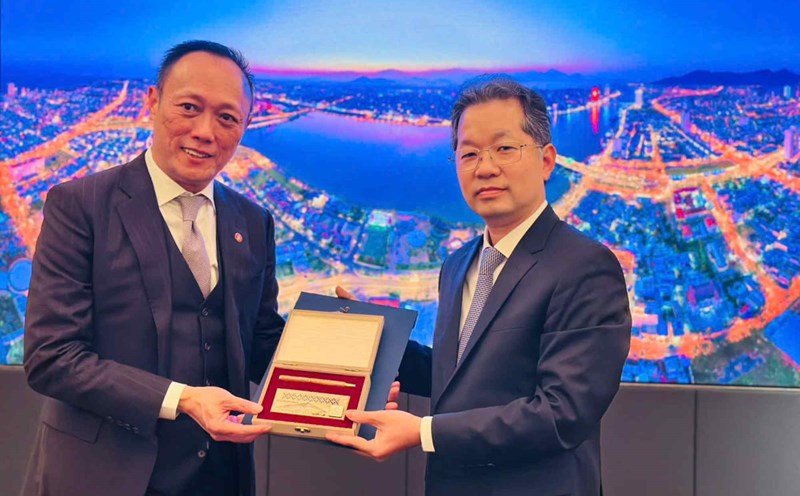 Da Nang leaders presented souvenirs to a representative of a Singapore bank. Photo: Ha Phan