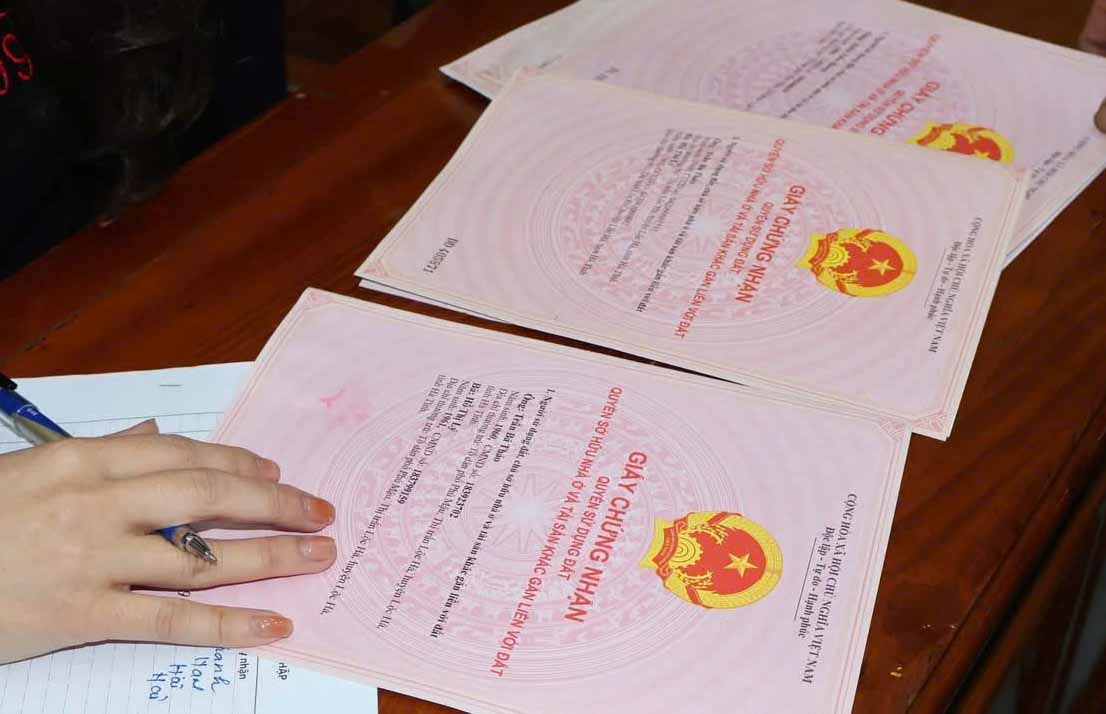 Van phong dang ky dat dai chi nhanh Thach Ha dang xin y kien ve viec co tiep tuc dieu chinh thong tin bien dong dat dai cho nguoi dan hay khong. Anh: Tran Tuan.
