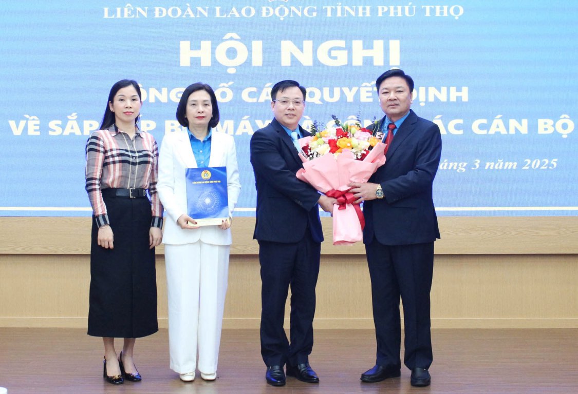 Leaders of Phu Tho Provincial Federation of Labor presented the decision to establish and presented flowers to congratulate the Provincial Party Trade Unions at the Conference to announce the decision on the arrangement of the apparatus and personnel work. Photo: Mai Hoa