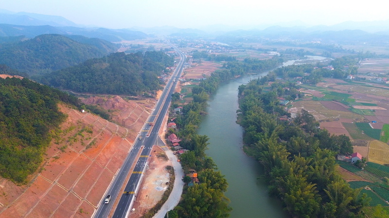 Tu tren cao nhin xuong Quoc lo 4B duoc mo rong va be mat duoc tham nhua moi. Anh: Khanh Linh