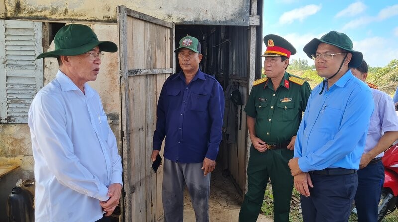 Secretary of the Bac Lieu Provincial Party Committee (in white shirt) inspected the preparation for the Vietnam - Bac Lieu Salt Craft Festival in 2025 in Dong Hai district. Photo: Nhat Ho