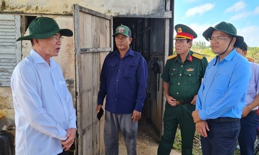 Bí thư Tỉnh ủy Bạc Liêu (áo trắng) kiểm tra công tác chuẩn bị Festival nghề Muối Việt Nam - Bạc Liêu năm 2025 tại huyện Đông Hải. Ảnh: Nhật Hồ