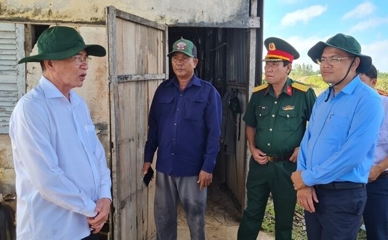 Secretary of the Bac Lieu Provincial Party Committee (in white shirt) inspected the preparation for the Vietnam - Bac Lieu Salt Craft Festival in 2025 in Dong Hai district. Photo: Nhat Ho