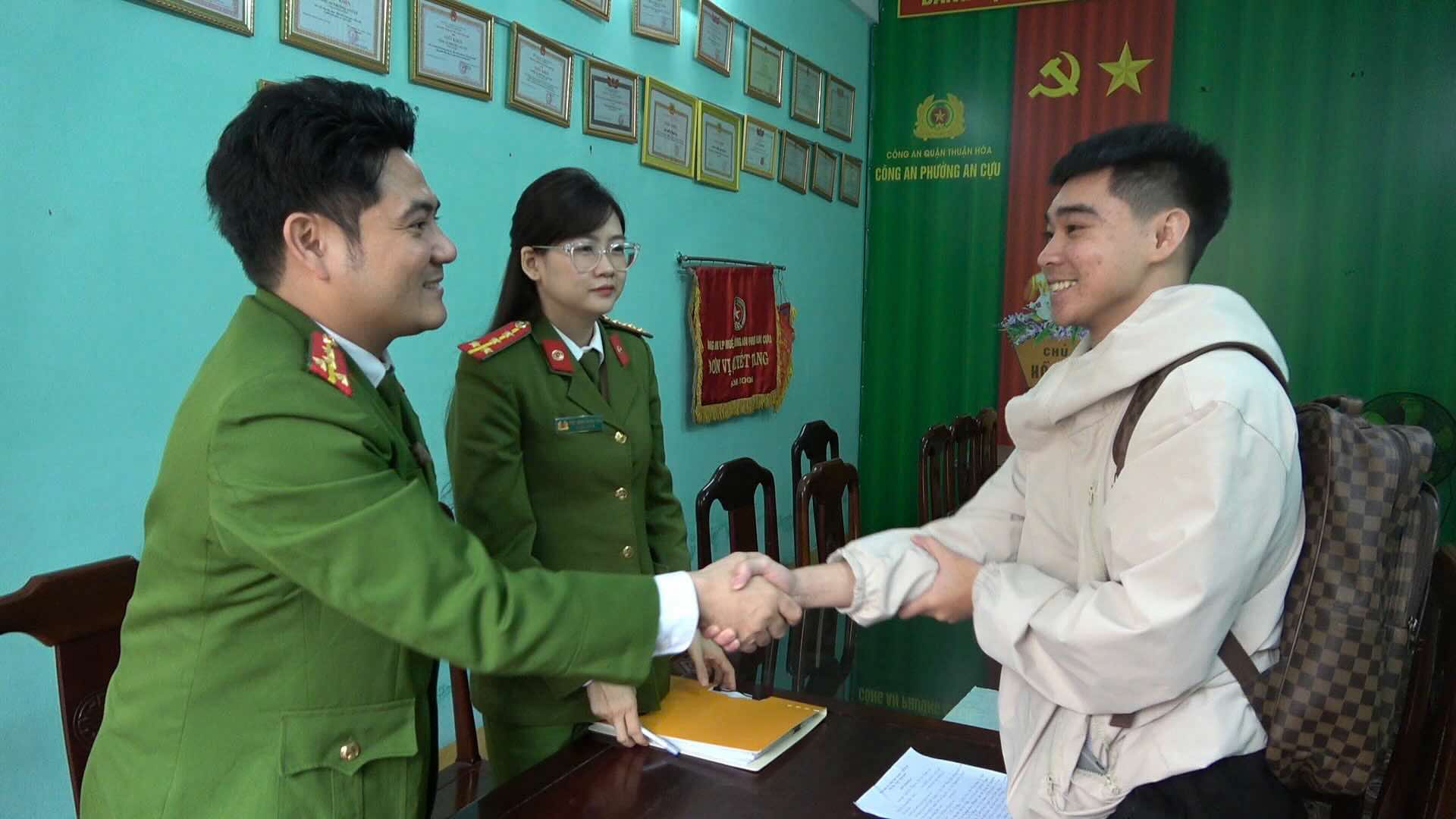 Mr. Nguyen Van Hung was instructed by the police to return the money transferred by mistake. Photo: Tran Hong.