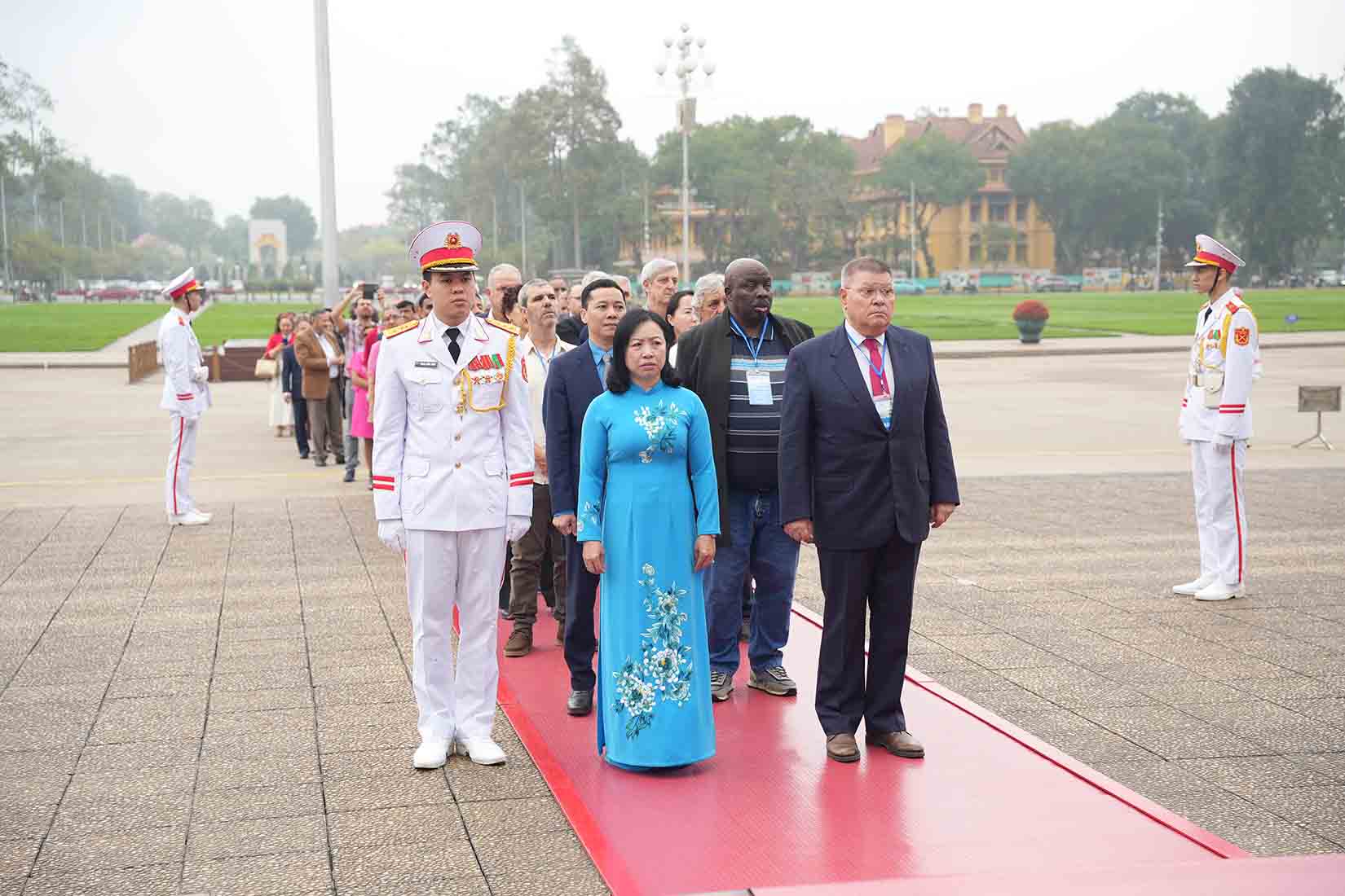 The delegation of the World Trade Union visited the Mausoleum of President Ho Chi Minh. Photo: Huu Chanh