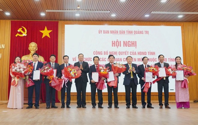 Directors of departments receive appointment decisions after merging and reorganizing specialized agencies under the People's Committee of Quang Tri province. Photo: Hung Tho