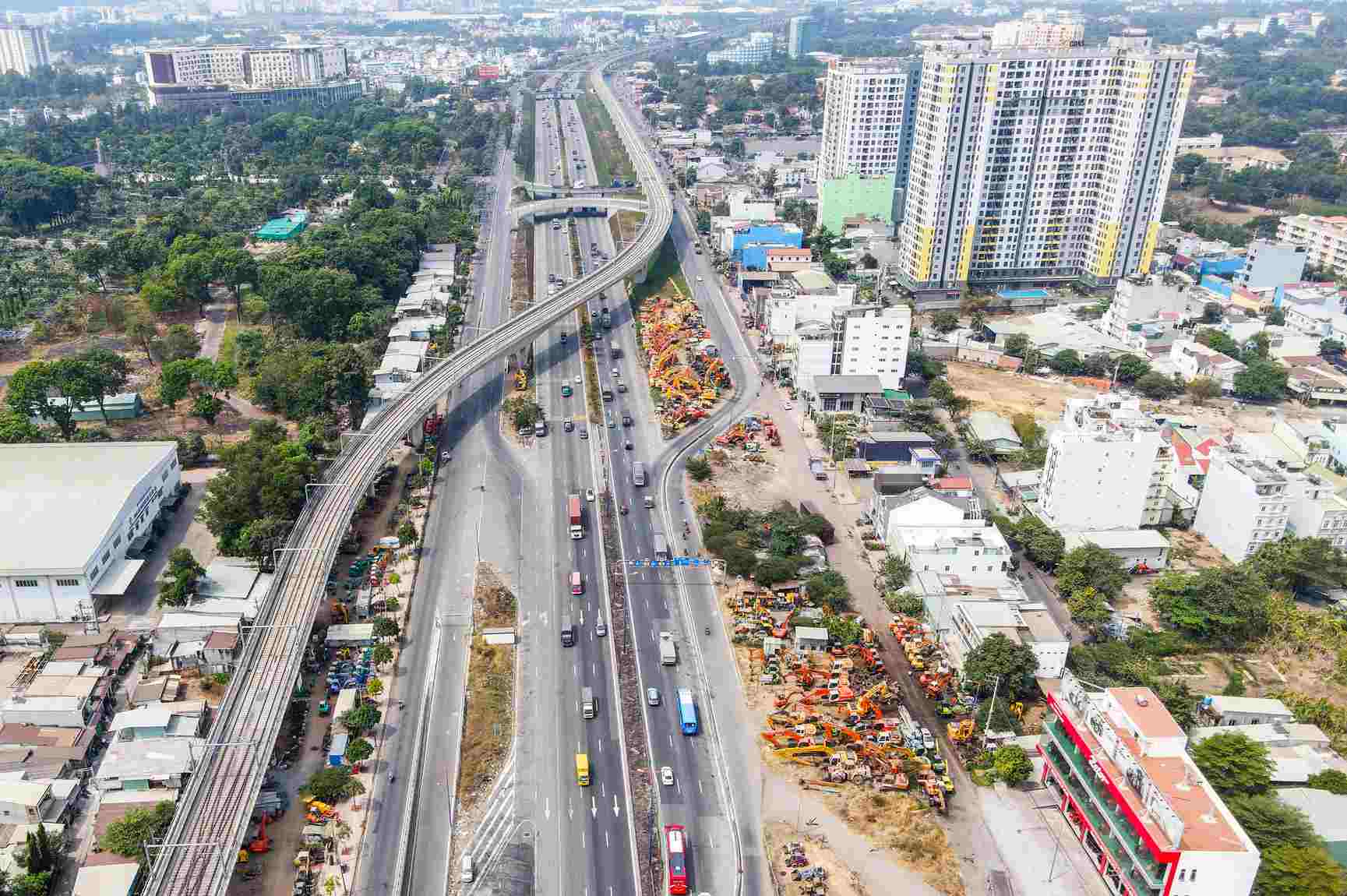 National Highway 1 through the new Mien Dong Bus Station has not been expanded due to land clearance problems. Photo: Anh Tu