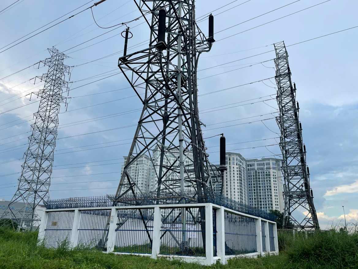 Việc cúp điện để bảo trì, sửa chữa đường dây. Ảnh: Dương Bình
