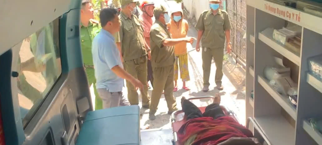 The man suspected of having a stroke was lying motionless in a rented room and taken to the emergency room. Photo: Dinh Trong