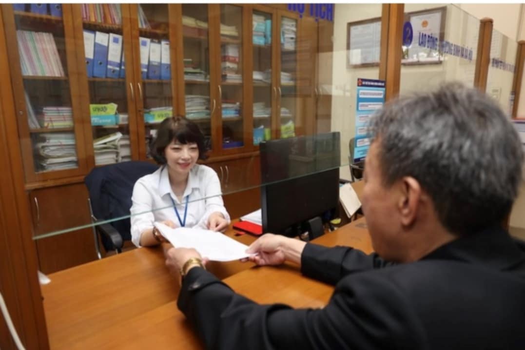 The time to consider receiving early retirement policies is based on Decree 73 and Official Letter 1767. Photo: Huong Nha